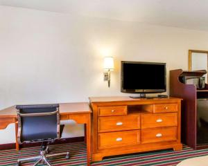 een kamer met een bureau, een tv, een bureau en een stoel bij Quality Inn Dyersburg I-155 in Dyersburg +19 foto's