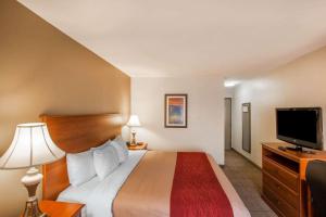 En eller flere senge i et værelse på Quality Inn & Suites Germantown North