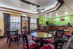 un restaurant avec des tables, des chaises et un comptoir dans l'établissement Quality Inn Hixson-Chattanooga, à Hixson