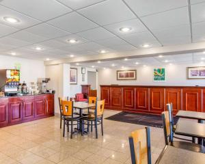een eetkamer met tafels en stoelen in een restaurant bij Quality Inn Dyersburg I-155 in Dyersburg