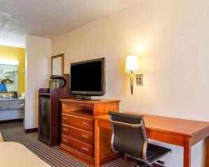 een hotelkamer met een bureau met een computer en een televisie bij Quality Inn Dyersburg I-155 in Dyersburg