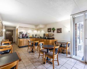 スウィートウォーターにあるRodeway Innのテーブルと椅子、キッチンが備わる客室です。 +23枚の写真