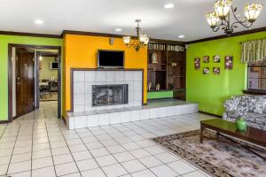 TV a/nebo společenská místnost v ubytování Rodeway Inn & Suites Smyrna - Nashville Area