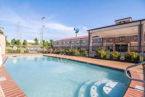a large swimming pool in front of a building at Comfort Inn Jackson I-40 in Jackson