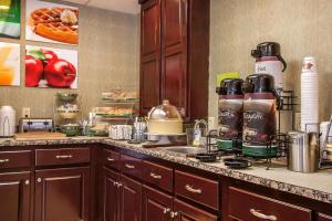 Kuhinja ili čajna kuhinja u objektu Quality Inn & Suites
