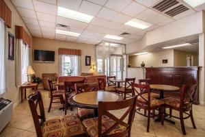 Een restaurant of ander eetgelegenheid bij Quality Inn & Suites