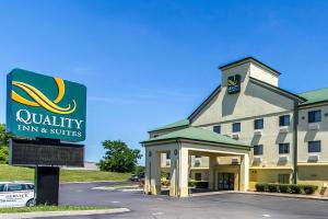 Quality Inn & Suites La Vergne في لا فيرجني: فندق فيه لافته امام مبنى