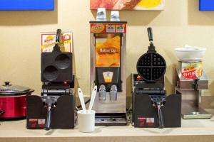 Příslušenství pro přípravu čaje a kávy v ubytování Quality Inn Clarksville - Exit 11