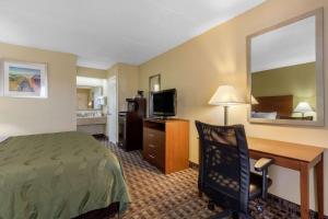 une chambre d'hôtel avec un lit, un bureau et une télévision dans l'établissement Quality Inn Lebanon, à Lebanon
