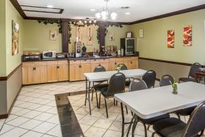 a restaurant with tables and chairs and a kitchen at Rodeway Inn & Suites Smyrna in Smyrna