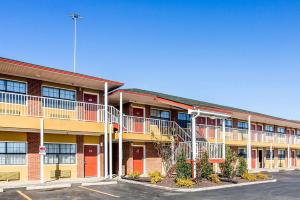 un aparcamiento vacío frente a un edificio en Rodeway Inn & Suites Smyrna, en Smyrna