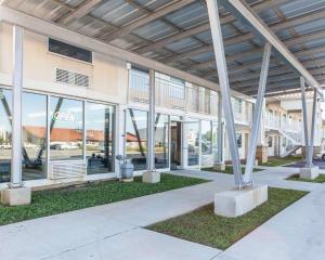 Taman di luar Quality Inn & Suites