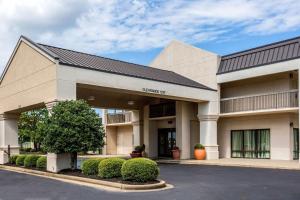 a building with a parking lot in front of it at Quality Inn Union City US 51 in Union City