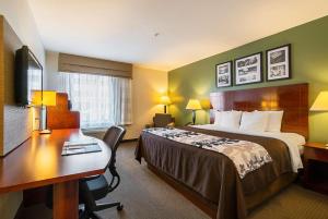 Giường trong phòng chung tại Sleep Inn & Suites Manchester