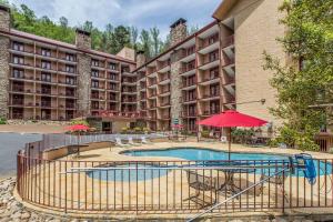 a hotel with a swimming pool with an umbrella at Quality Inn & Suites in Gatlinburg