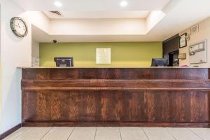 a bar in a waiting room with a clock at Quality Inn & Suites in La Vergne +32 photos