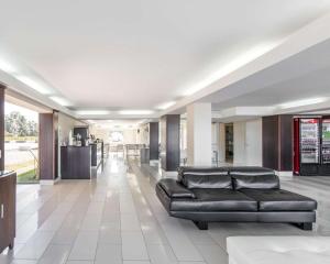 Quality Inn & Suites tesisinde lobi veya resepsiyon alanı