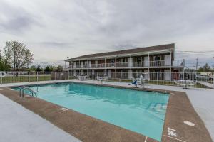 The swimming pool at or close to Rodeway Inn Jackson