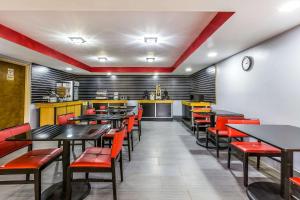 a dining room with tables and chairs in a restaurant at Rodeway Inn Knoxville East in Knoxville