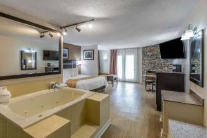 Телевизор и/или развлекательный центр в Quality Inn & Suites