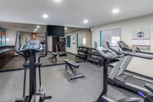 Fitness centrum a/nebo fitness zařízení v ubytování Clarion Inn & Suites DFW North