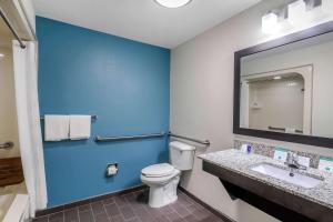 Koupelna v ubytování Clarion Inn & Suites DFW North