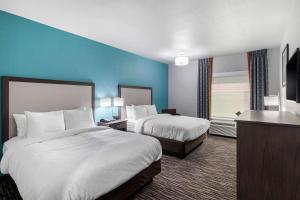 Postel nebo postele na pokoji v ubytování Clarion Inn & Suites DFW North
