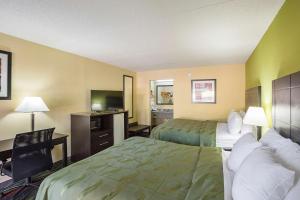 um quarto de hotel com duas camas e uma televisão em Motel 6 Knoxville, Tn - East em Knoxville