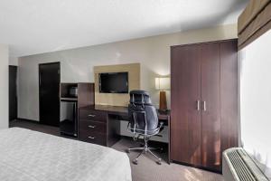 TV a/nebo společenská místnost v ubytování Clarion Inn & Suites DFW North