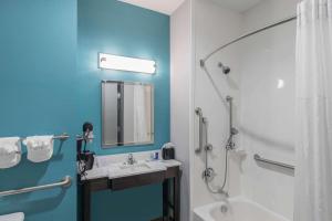 Koupelna v ubytování Clarion Inn & Suites DFW North