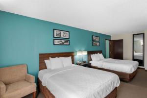 Postel nebo postele na pokoji v ubytování Clarion Inn & Suites DFW North