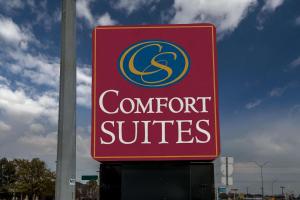 un cartello per un negozio di suite concordate su un palo di Comfort Suites New Braunfels a New Braunfels