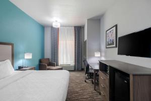 Postel nebo postele na pokoji v ubytování Clarion Inn & Suites DFW North