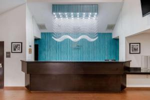 アービングにあるClarion Inn & Suites DFW Northの部屋の青い壁にシャンデリアが掛けられている