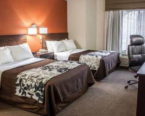 Una cama o camas en una habitación de Sleep Inn Arlington Near Six Flags