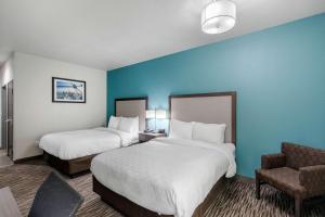 Postel nebo postele na pokoji v ubytování Clarion Inn & Suites DFW North