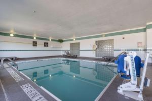 una gran piscina con una máquina de natación. en Sleep Inn University en El Paso