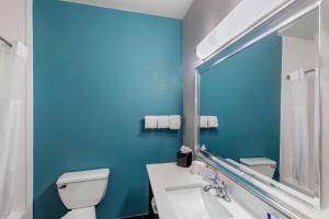Koupelna v ubytování Clarion Inn & Suites DFW North