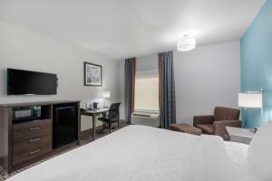 TV a/nebo společenská místnost v ubytování Clarion Inn & Suites DFW North