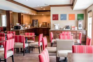 a restaurant with red chairs and a counter at Comfort Suites New Braunfels in New Braunfels