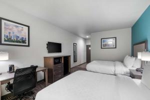 Postel nebo postele na pokoji v ubytování Clarion Inn & Suites DFW North