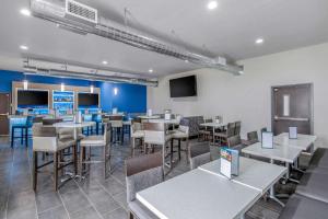 Restaurace v ubytování Clarion Inn & Suites DFW North