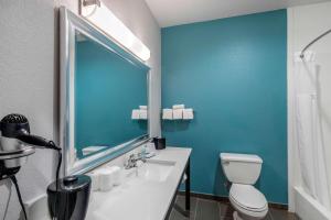 Koupelna v ubytování Clarion Inn & Suites DFW North
