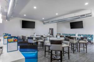 Posezení v ubytování Clarion Inn & Suites DFW North
