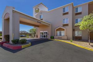 hotel z parkingiem przed nim w obiekcie Sleep Inn University w mieście El Paso