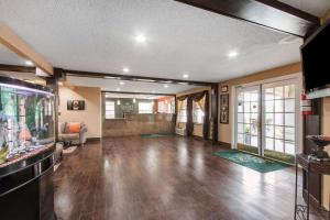 sala de estar con suelo de madera y pecera en Quality Inn & Suites I-35 near Frost Bank Center, en San Antonio