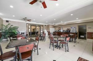 A restaurant or other place to eat at Quality Inn Kingsville Hwy 77