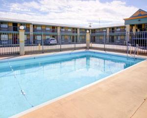 a large swimming pool in front of a building at Econo Lodge Temple in Temple