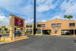 Un hotel con un estacionamiento enfrente. en Clarion Inn near McAllen Airport, en McAllen