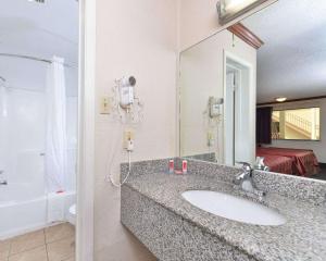 Koupelna v ubytování Econo Lodge